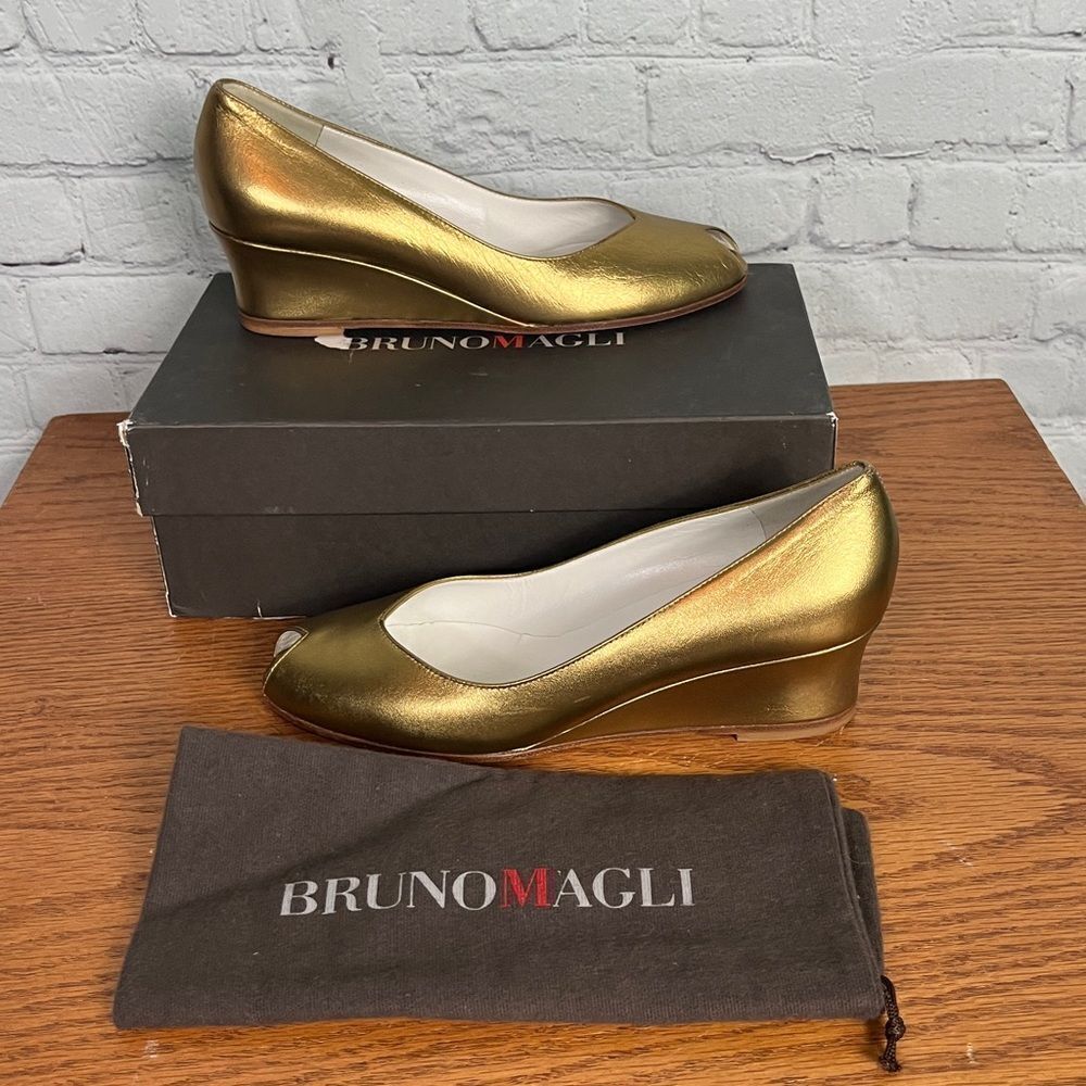 Bruno Magli Italian Nisako Carrera Gold open toe wedge heel New w/tags & box 7.5
